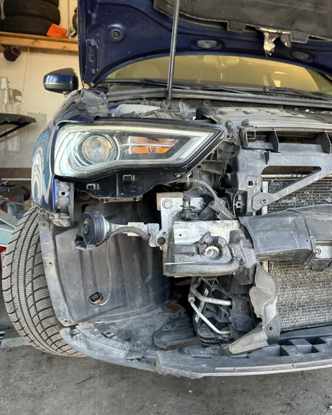 Kontrola rozebrané přední části vozu v dílně Autoservis 1 v Červeném Újezdu