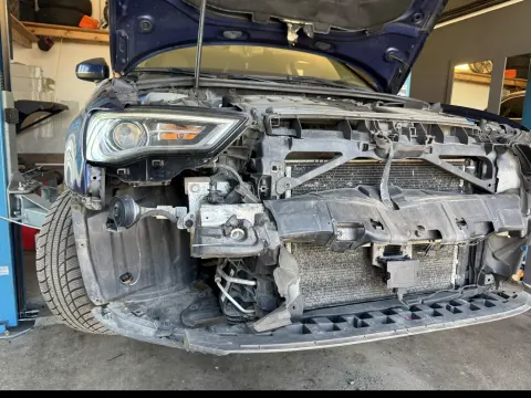 Kontrola poškozené přední části vozu v dílně Autoservis 1