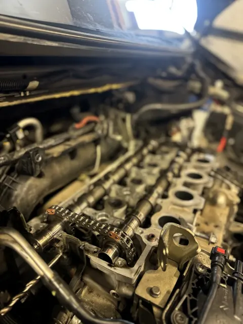 Práce v motorovém prostoru při větší opravě